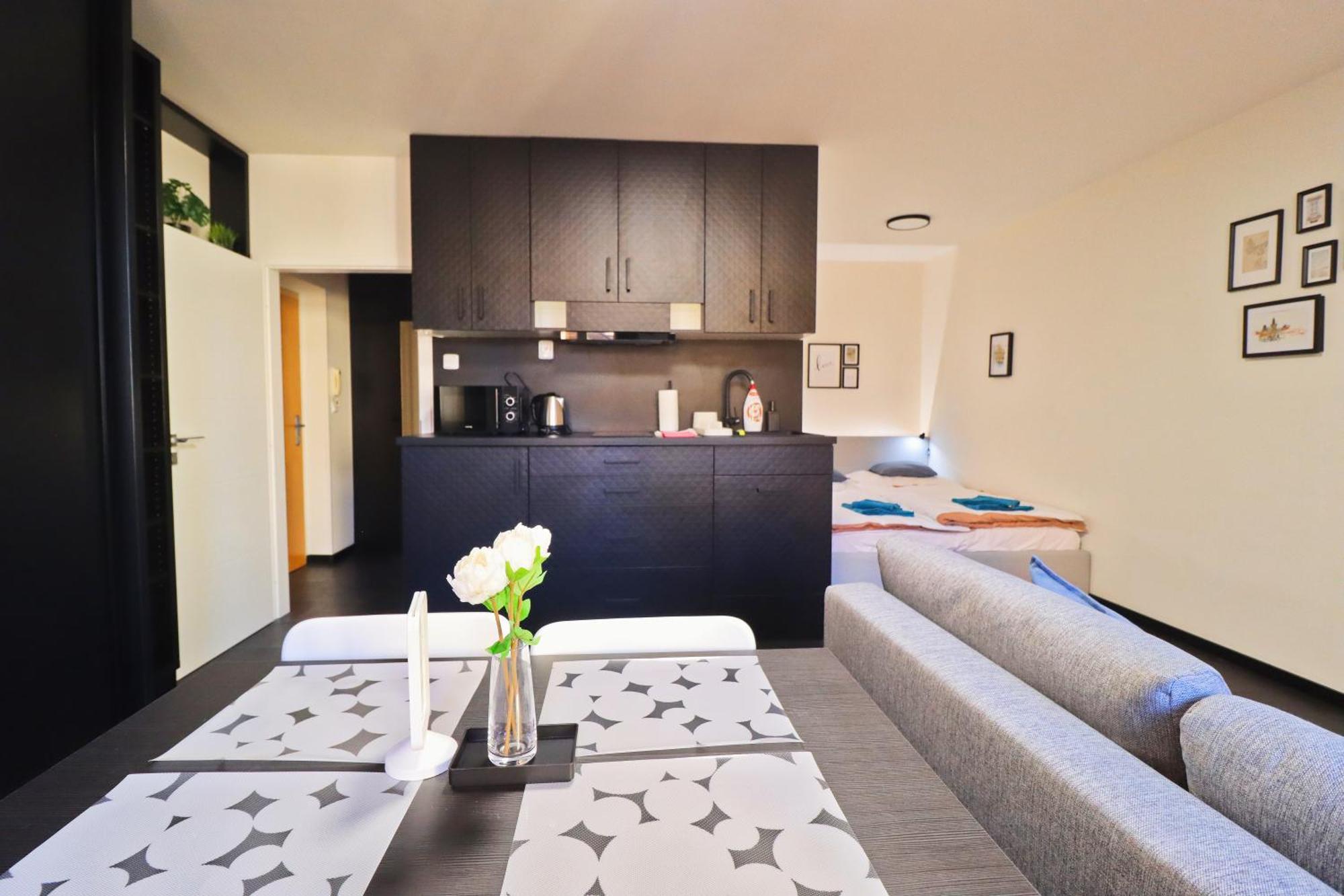 A Comfy In Smichov - Andel Apartment *